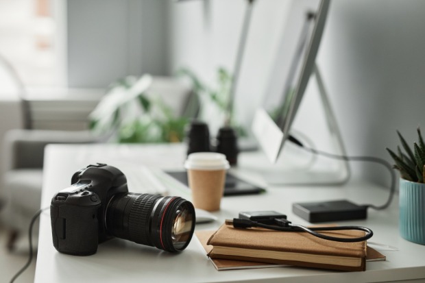 Eine Kamera liegt auf einem Schreibtisch | Credit: iStock.com/SeventyFour