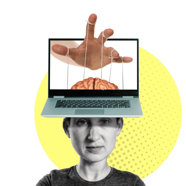 Laptop auf Kopf eines Mannes, Gedanken werden von einer unsichtbaren Hand im Netz gelenkt. | Credit: iStock.com/SvetaZi