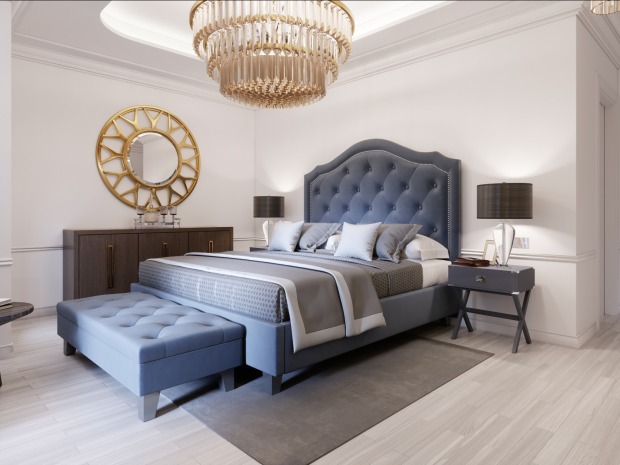 Blaues Bett steht mitten im Raum | Credit: iStock.com/Peter_visual