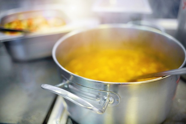 Kochtopf mit dampfender Suppe auf dem Herd | Credit: iStock.com/Sergey Pakulin