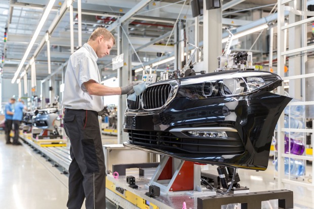Mitarbeiter in der Fahrzeugindustrie bei der Arbeit | Credit: Otmar Winterleitner