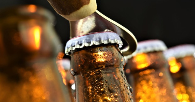 Bierflaschen und Bieröffner