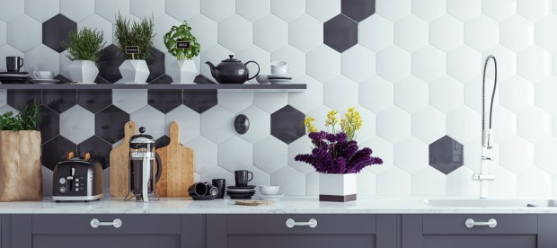 Schwarz-weißer Fliesenspiegel in der Küche | Credit: iStock.com/Artjafara