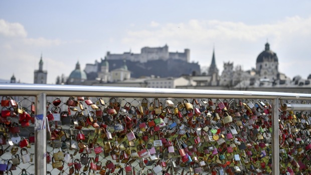 Die Liebesschlösser am Makartsteg in Salzburg | Credit:  Kerstin Joensson / AP / picturedesk.com