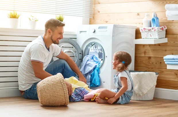 Vater und Tochter waschen zusammen Wäsche | Credit: iStock.com/evgenyatamanenko