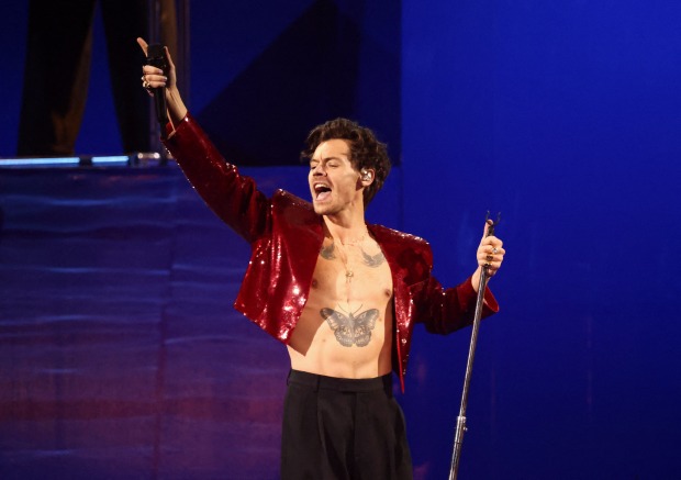 Harry Styles verformt bei einem Konzert auf der Bühne.