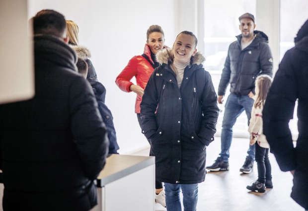 Gut gelaunt und entspannt mit der ganzen Familie die neue Traumwohnung besichtigen.