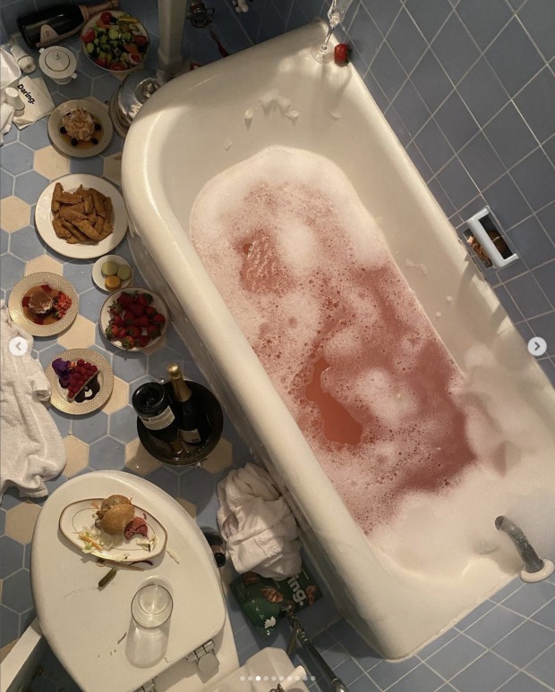Foto des Ekel-Badezimmers mit Essensresten auf der Toilette.
