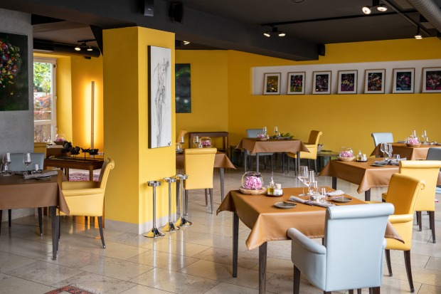 Innenraum Restaurant Esszimmer mit gedeckten Tischen