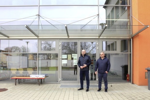 Der Bürgermeister steht vor der Volksschule in Wallern | Credit: Marktgemeinde Wallern im Burgenland