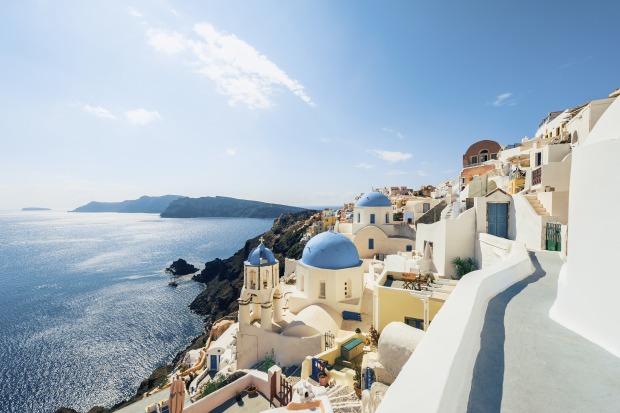 Das Küstendorf Oia in Santorini, Griechenland.