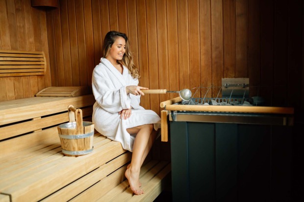 Frau sitzt in der finnischen Sauna | Credit: iStock.com/nd3000