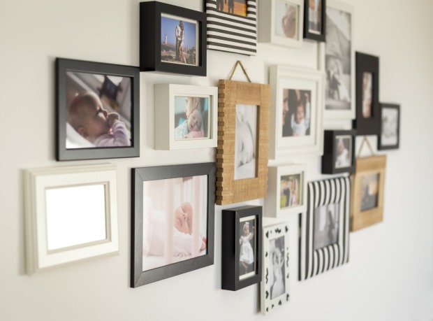 Bilder sind gemäß Salonhängung an der Wand angebracht | Credit: iStock.com/Ondrooo