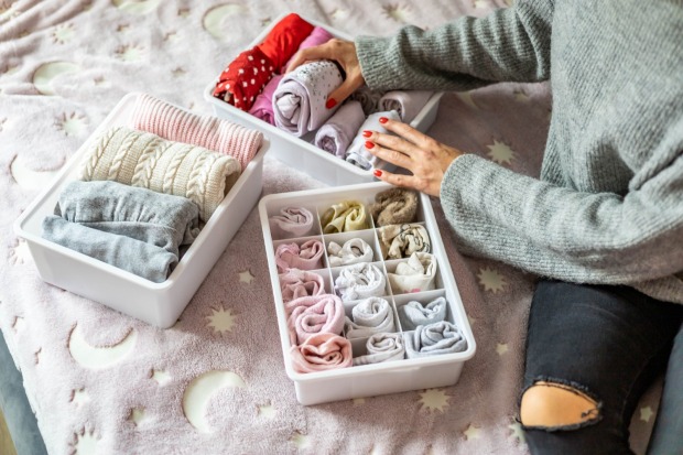 Frau sortiert ihre Kleidung | Credit: iStock.com/Kostikova