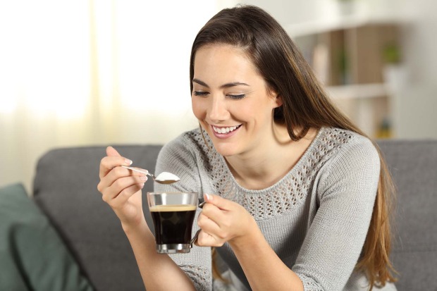 Frau gibt Kollagen-Pulver in ihren Kaffee | Credit: iStock.com/AntonioGuillem