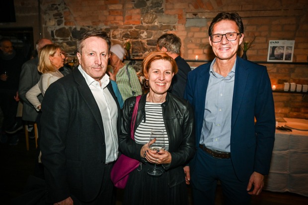 Modespezialist Ambros Mayer, GF Heidi Mark (inside) und Filialdirektor Richard Karlinger (Hypo Dornbirn) (v. li.).
