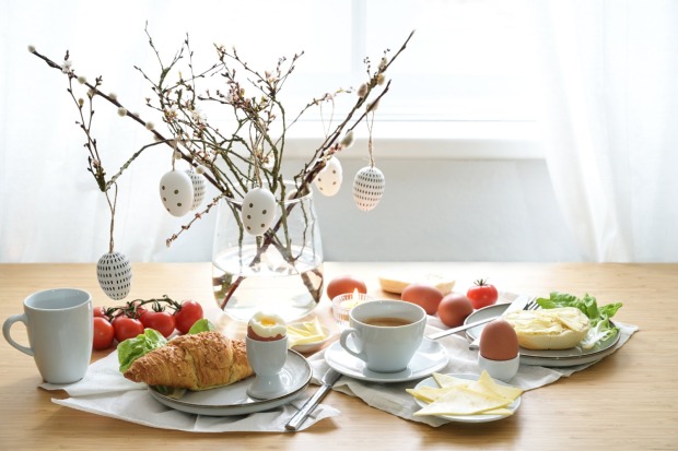 Schwarz-Weiße Ostereier hängen an Palmkätzchen | Credit: iStock,com/fermate
