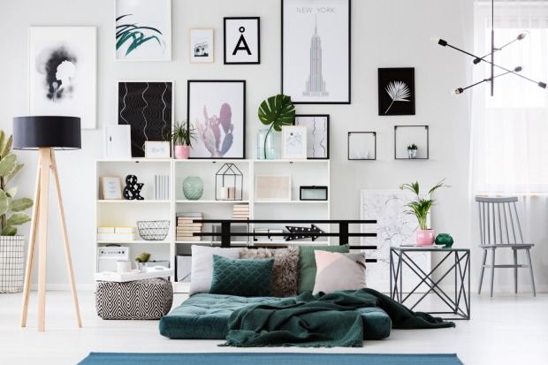 Bilder hängen im Schlafzimmer über dem Bett | Credit: iStock.com/KatarzynaBialasiewicz