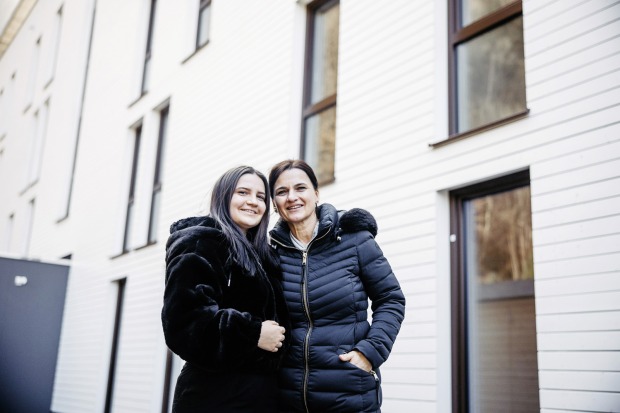 Die Wohnungen von Riva sind perfekt für junge Leute! Ich habe bereits eine Wohnung erworben und fühle mich dort sehr wohl.“ Sarah (24) mit ihrer Mutter