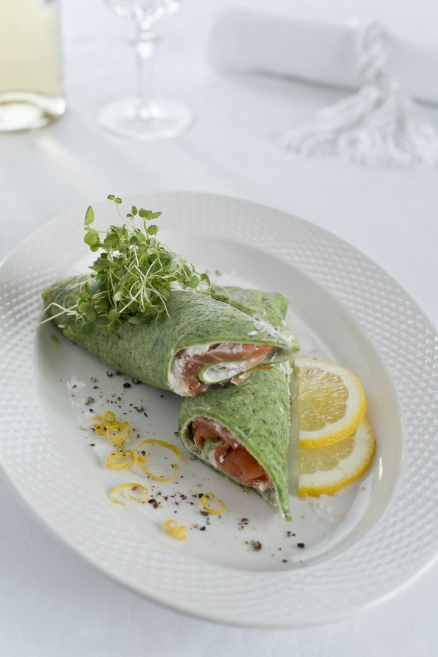 Palatschinken mit Lachs und Frischkäse gefüllt