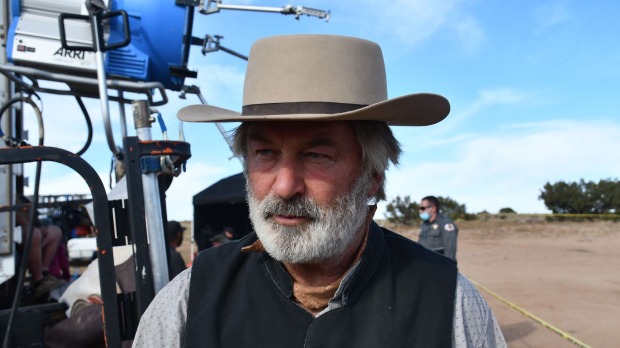 Alec Baldwin mit Cowboy-Hut am Filmset von "Rust".