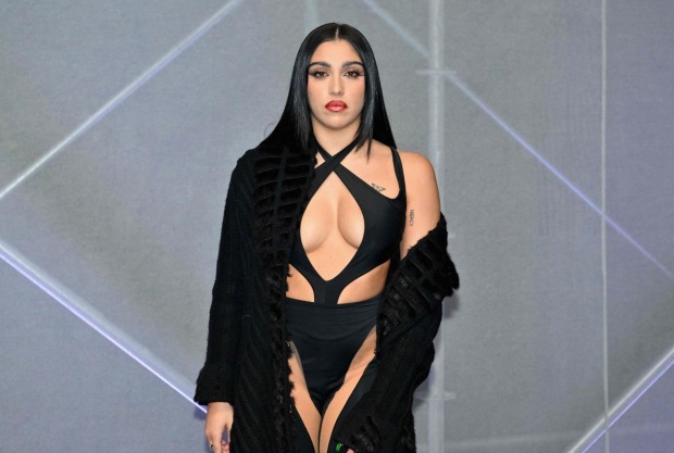 Lourdes im Catsuit