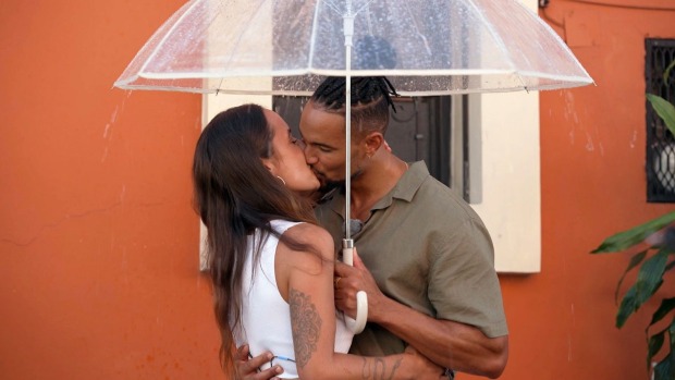 Bachelor 2023: David küsst Angelina unterm Regenschirm.
