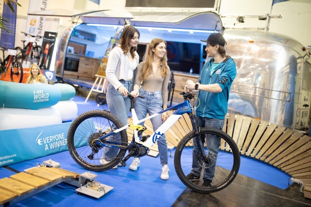 Jugendliche mit Bike
