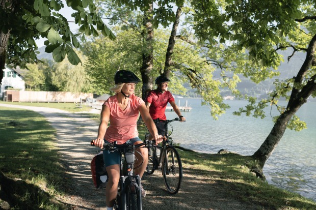 2 Radfahrer entlang des Wolfgangsees