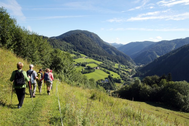 Fünf Pilger auf der Via Sacra inmitten schöner Bergwelt
