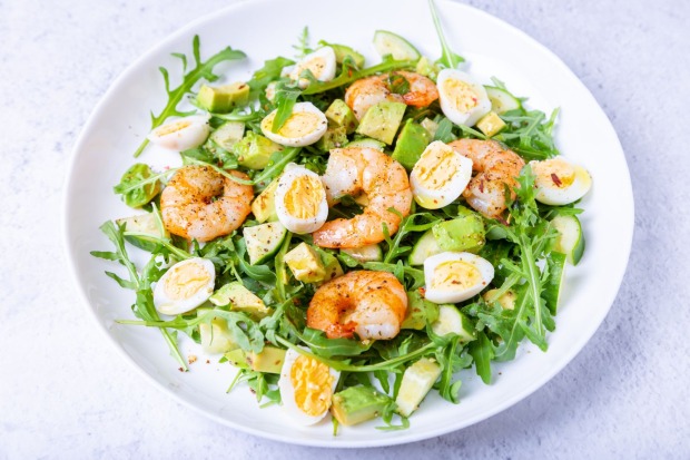 Salat mit Garnelen und hartgekochten Eiern.