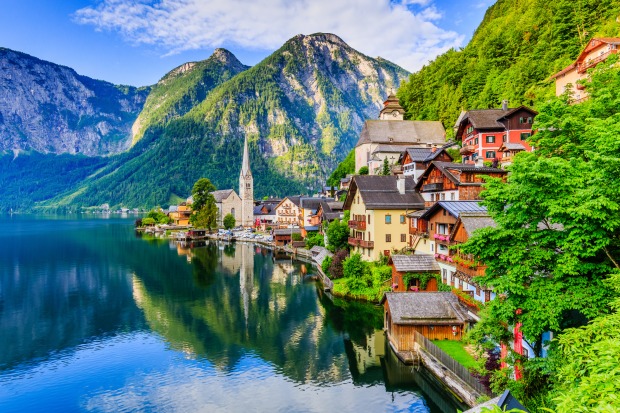 Panoramaaufnahme von Hallstatt inmitten einer Landschaftskulisse aus Bergen und einem See