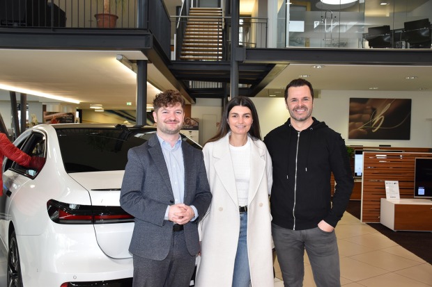 Manuel Melcher (Verkauf Mini bei BMW Unterberger), Belinda Moosbrugger (H&amp;M Dornbirn) mit Patrick Hehle (Bodenseeimmobilien)