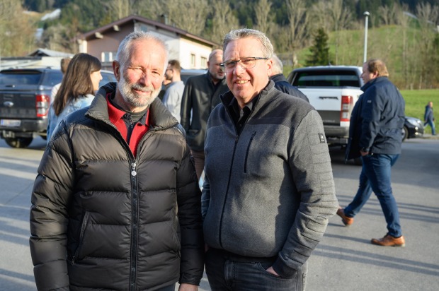 Hubert Hartmann (Gründungs-Obmann holzbau_kunst) und Josef Fessler (Alpina Holzbau) (v. li.)