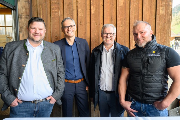 Florian Ottacher (Fusseneger Holzbau),  Prok. Marco Klocker und Vorstand Robert Sturn (beide VLV) und Alexander Zirovnik (Fussenegger Holzbau) (v. li.)
