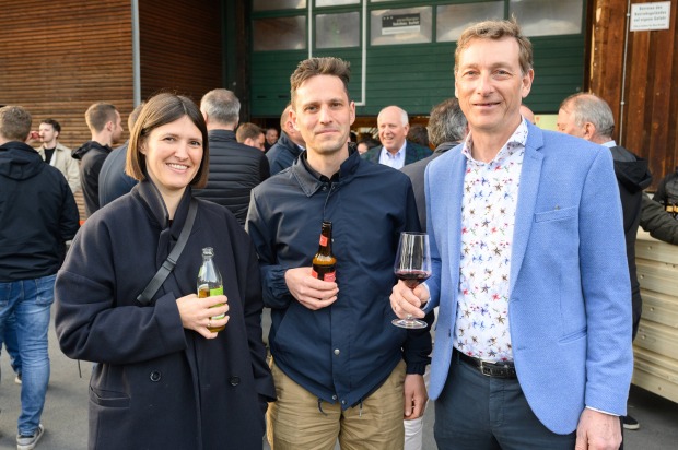 vai Repräsentantin Julia Kick (Architektin), Christoph Eppacher (Architekt) und Karl-Heinz Eppacher (Dach+Fach Holzbau) (v. li.)