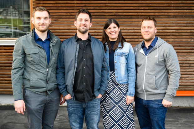 Mathias Burgstaller, Julian Bartenbach,  Matthias Steurer (alle Lehrlingswarte Innung Holzbau) (v.li.) mit Projektleiterin Christine Dünser (holzbau_kunst) (mi.)