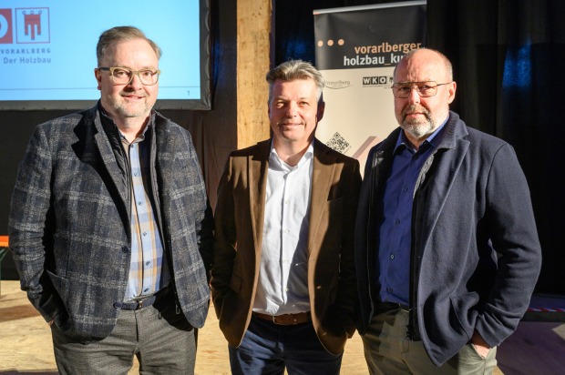 Vorträge von Präsident Hansjörg Steiner (Holzbau Schweiz), Harald Professner (Rhomberg Bau) und Architekt Johannes Kaufmann (V-Holz) (v. li.)