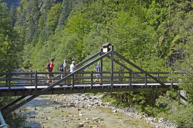 Touristen wandern durch die Ötschergräben | Credit: Willfried Gredler-Oxenbauer / picturedesk.com