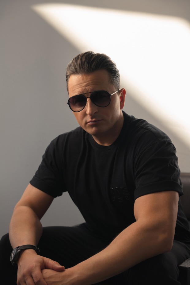Andreas Gabalier mit einer Sonnenbrille aus seiner eigenen Kollektion