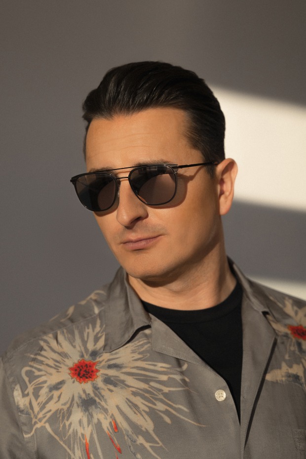 Gabalier trägt eine Brille aus seiner eigenen Kollektion