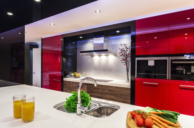 Eine rot-schwarze Küche mit LED-Elementen | Credit: iStock.com/zstockphotos