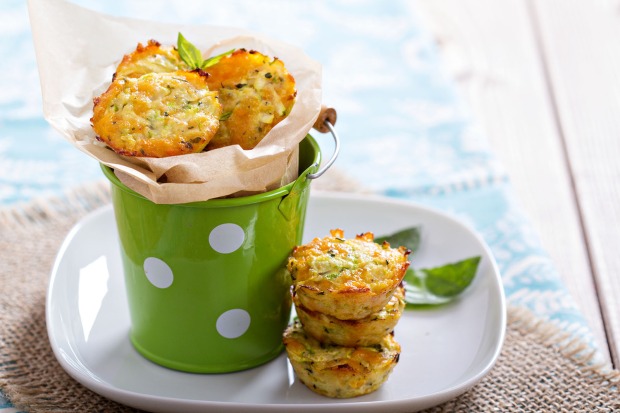 Zucchini-Laibchen mit Joghurt-Dip | Credit: iStock.com/VeselovaElena
