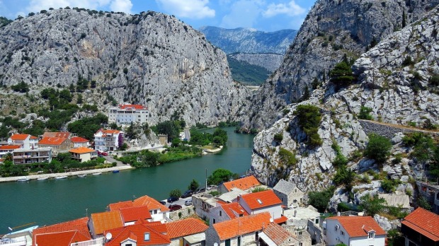 Meer und Berge gibt es in Omis in Kroatien.