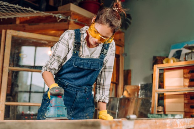 Junge Frau beim Heimwerken | Credit: iStock.com/lithiumcloud