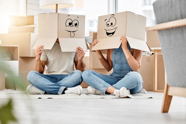 Junges Pärchen mit Kartons auf dem Kopf | Credit: iStock.com/PeopleImages