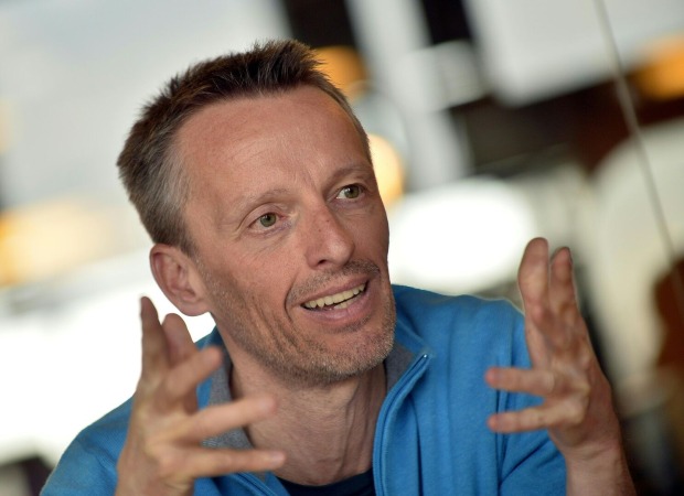 Georg Spatt in einem Gespräch.