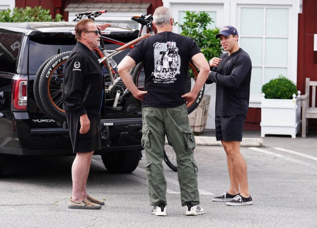 Arnold Schwarzenegger plaudert mit Sohn Joseph Baena.