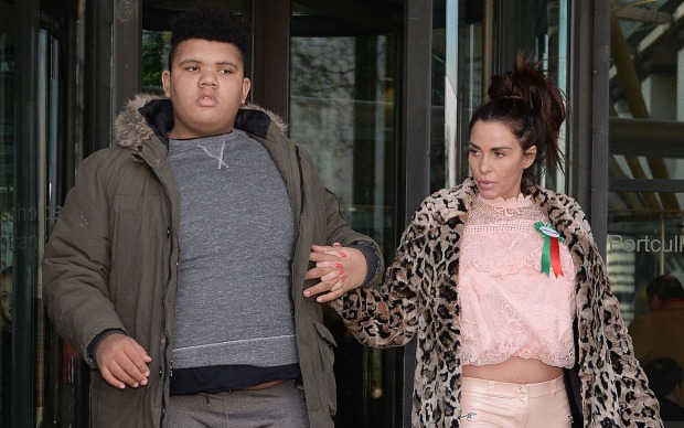 Katie Price ist gemeinsam mit ihrem Sohn Harvey unterwegs.