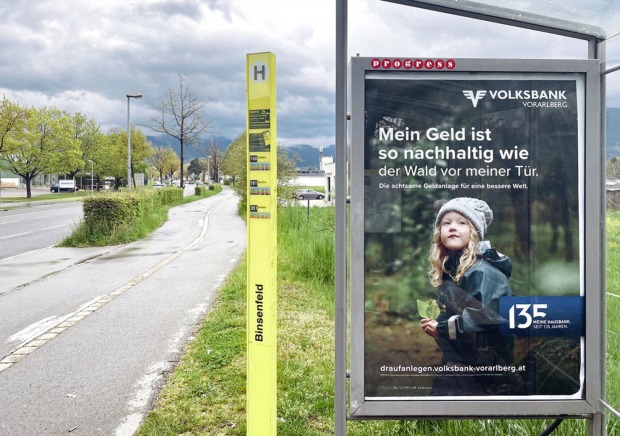 Motiv „Mein Geld ist so nachhaltig wie … der Wald vor meiner Tür“ der Nachhaltigkeitskampagne 2023 der Volksbank Vorarlberg.